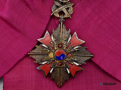 korea,_republic(_south_korea)._an_order_of_diplomatic_service_merit,_heung-_in_medal,_ii_class,_grade_ii_l22_mnc5517_750_1