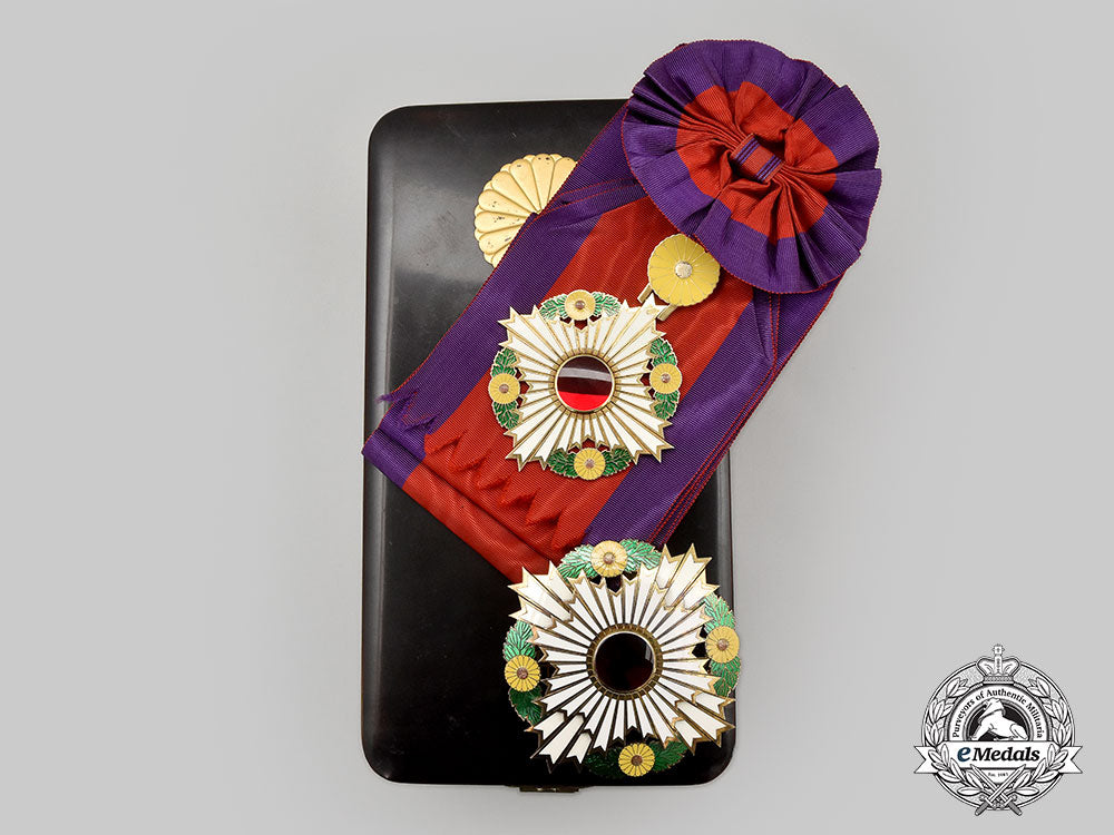 japan,_empire._an_order_of_the_chrysanthemum,_grand_cordon,_in_case,_c.1900_l22_mnc5772_021