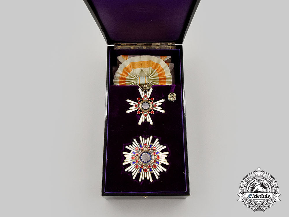 japan,_empire._an_order_of_the_sacred_treasure,_i_class_grand_cordon,_in_case,_c.1940_l22_mnc5798_047
