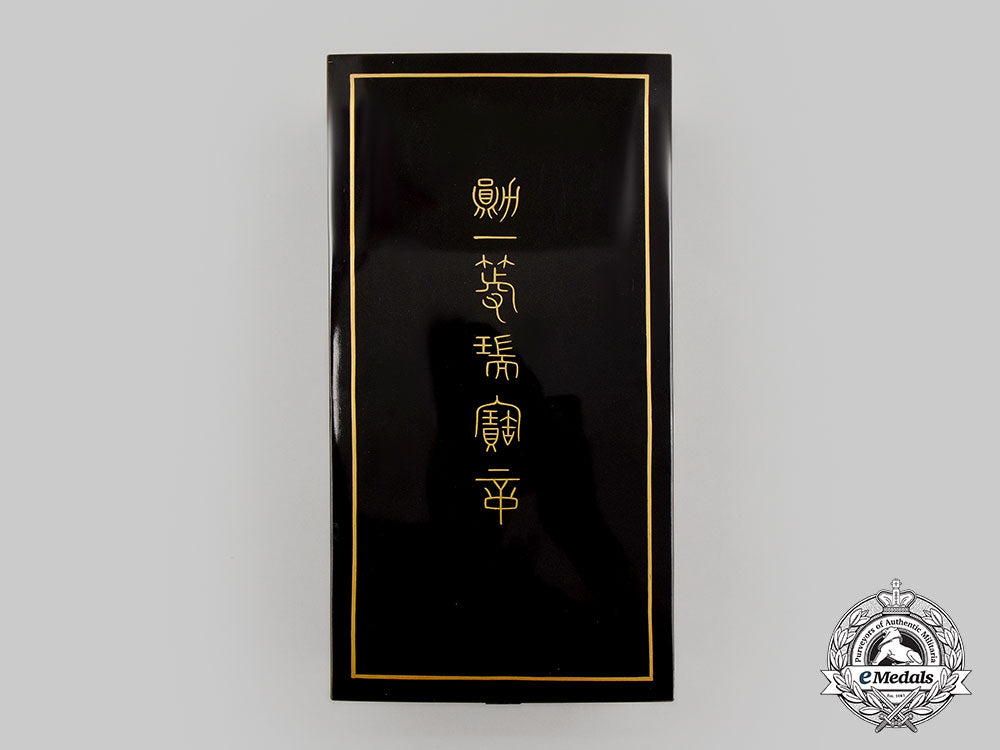 japan,_empire._an_order_of_the_sacred_treasure,_i_class_grand_cordon,_in_case,_c.1940_l22_mnc5800_048