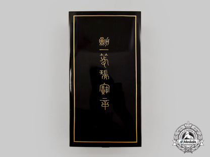 japan,_empire._an_order_of_the_sacred_treasure,_i_class_grand_cordon,_in_case,_c.1940_l22_mnc5800_048