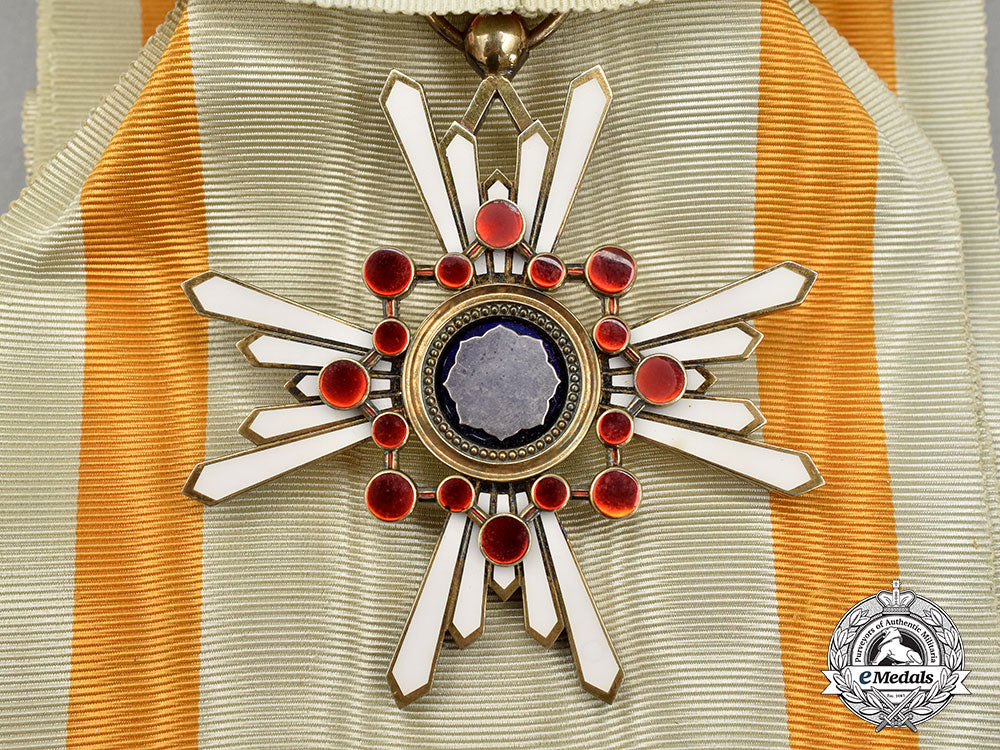 japan,_empire._an_order_of_the_sacred_treasure,_i_class_grand_cordon,_in_case,_c.1940_l22_mnc5808_037