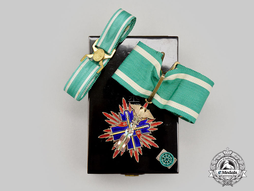 japan,_empire._an_early&_rare_order_of_the_golden_kite,_iii_class,_in_case_and_box,_c.1900_l22_mnc5870_078