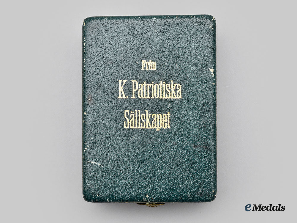 sweden,_kingdom._a_royal_patriotic_society_medal,_ladies2_nd_size_in_gold,_with_case_to_olga_sundqvist_l22_mnc5878_081_1