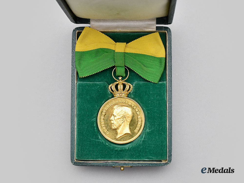 sweden,_kingdom._a_royal_patriotic_society_medal,_ladies2_nd_size_in_gold,_with_case_to_olga_sundqvist_l22_mnc5882_082_1