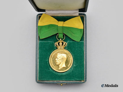 sweden,_kingdom._a_royal_patriotic_society_medal,_ladies2_nd_size_in_gold,_with_case_to_olga_sundqvist_l22_mnc5882_082_1
