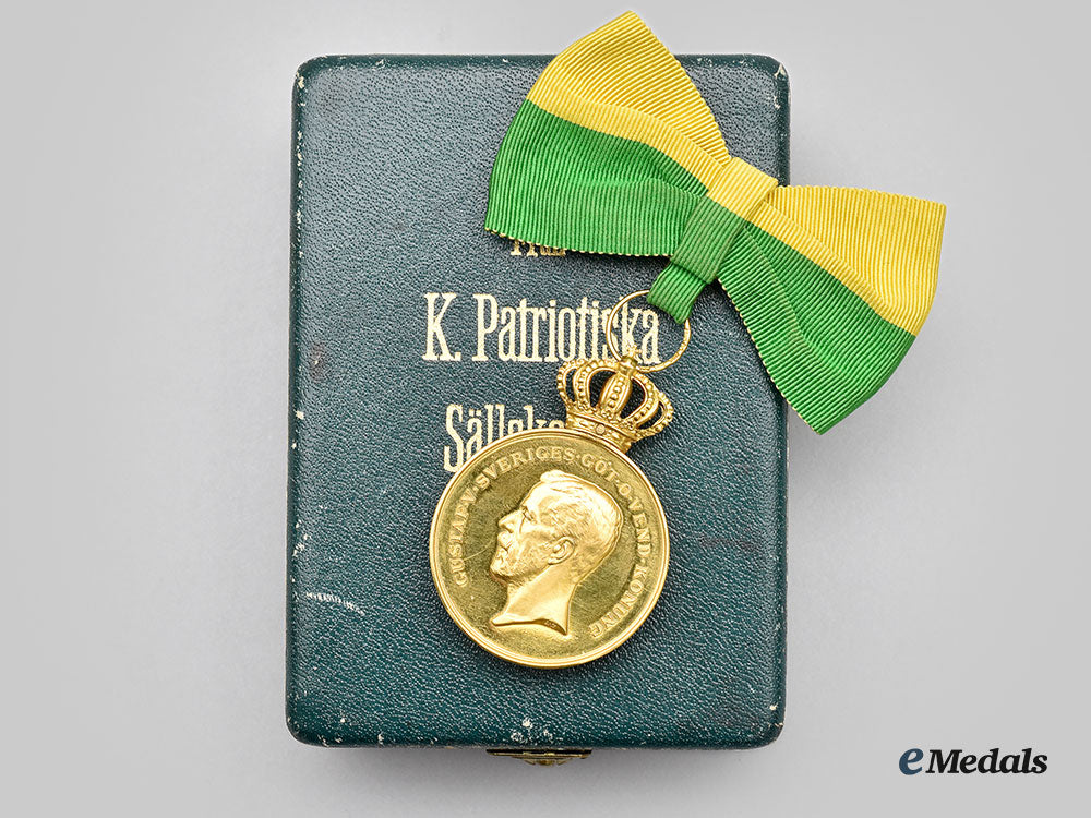 sweden,_kingdom._a_royal_patriotic_society_medal,_ladies2_nd_size_in_gold,_with_case_to_olga_sundqvist_l22_mnc5883_083_1