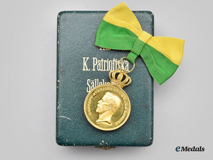 sweden,_kingdom._a_royal_patriotic_society_medal,_ladies2_nd_size_in_gold,_with_case_to_olga_sundqvist_l22_mnc5883_083_1