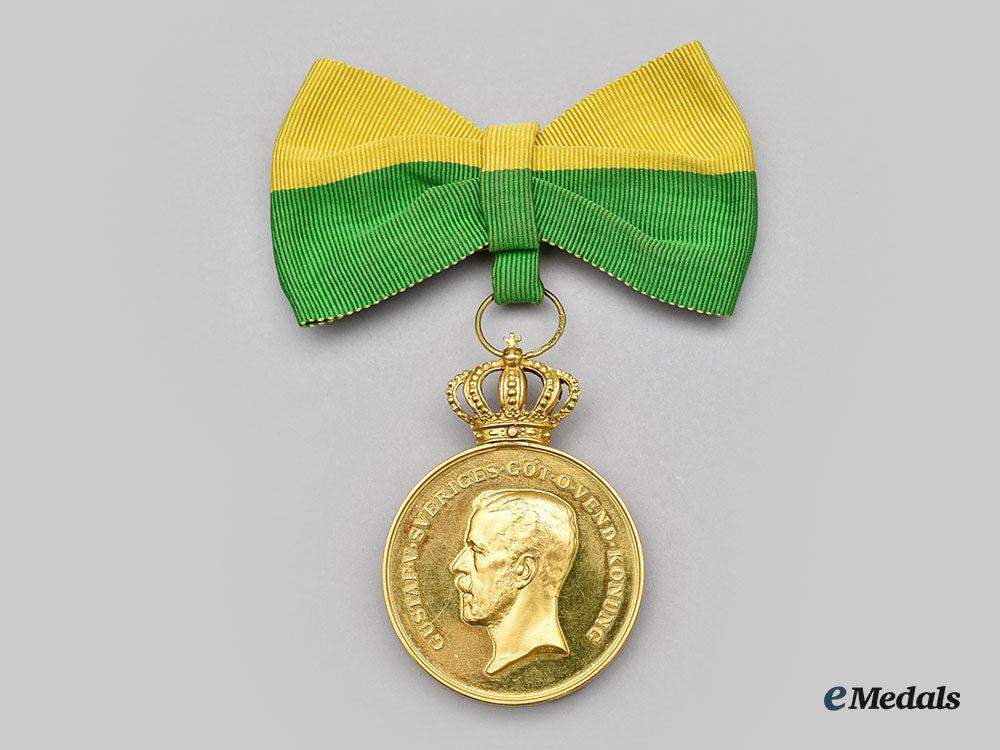 sweden,_kingdom._a_royal_patriotic_society_medal,_ladies2_nd_size_in_gold,_with_case_to_olga_sundqvist_l22_mnc5885_084_1