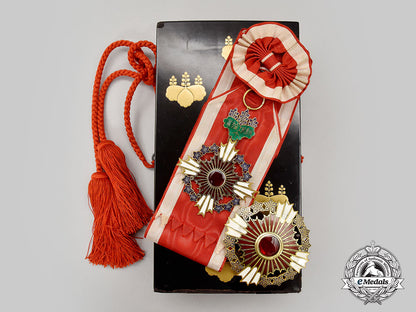 japan,_empire._a_european_order_of_the_rising_sun_with_pawlonia_flowers,_grand_cordon_set_with_diplomatic_case,_c.1930_l22_mnc5885_100