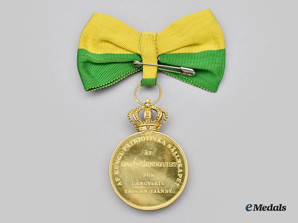 sweden,_kingdom._a_royal_patriotic_society_medal,_ladies2_nd_size_in_gold,_with_case_to_olga_sundqvist_l22_mnc5888_085_1