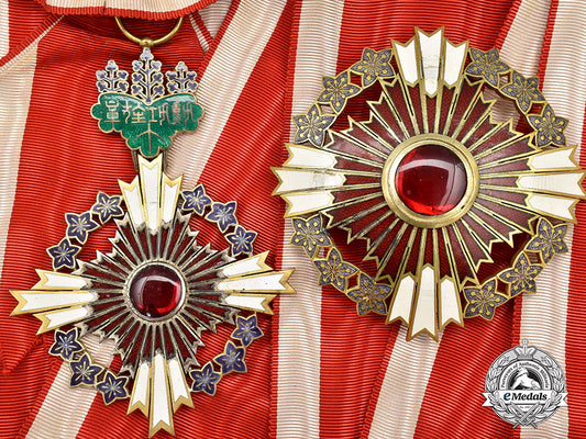 japan,_empire._a_european_order_of_the_rising_sun_with_pawlonia_flowers,_grand_cordon_set_with_diplomatic_case,_c.1930_l22_mnc5888_088