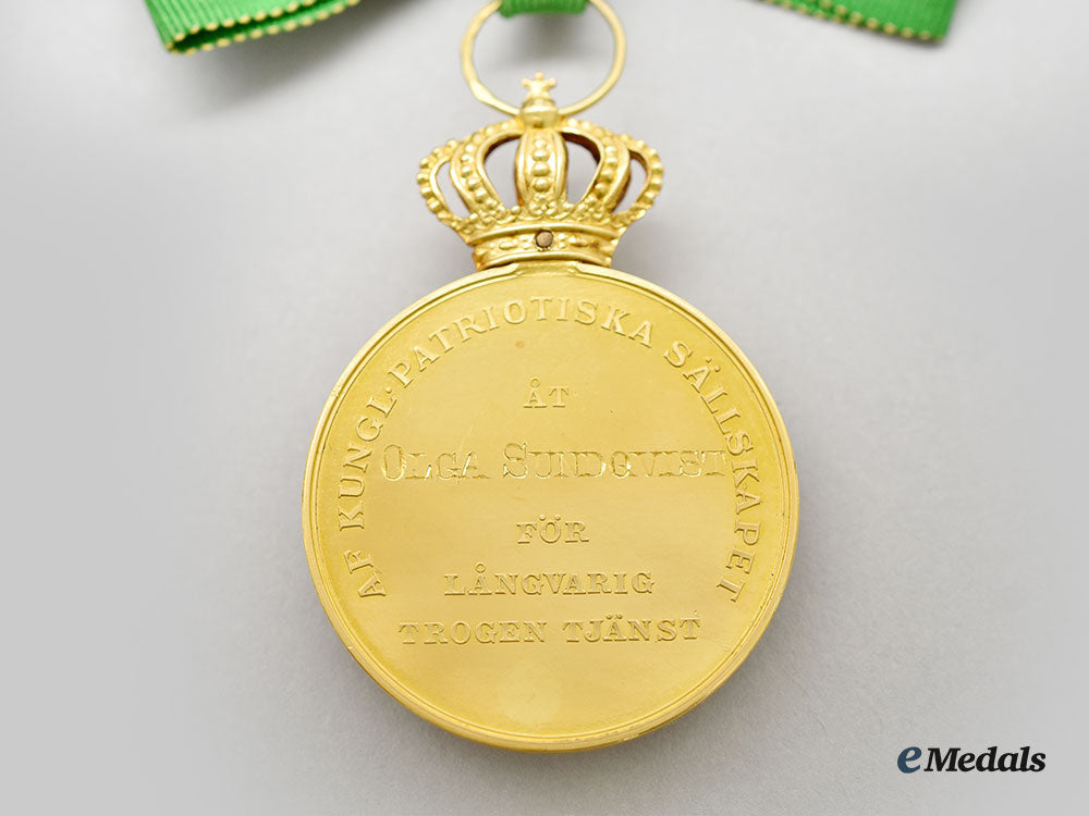 sweden,_kingdom._a_royal_patriotic_society_medal,_ladies2_nd_size_in_gold,_with_case_to_olga_sundqvist_l22_mnc5895_086_1