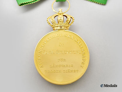 sweden,_kingdom._a_royal_patriotic_society_medal,_ladies2_nd_size_in_gold,_with_case_to_olga_sundqvist_l22_mnc5895_086_1