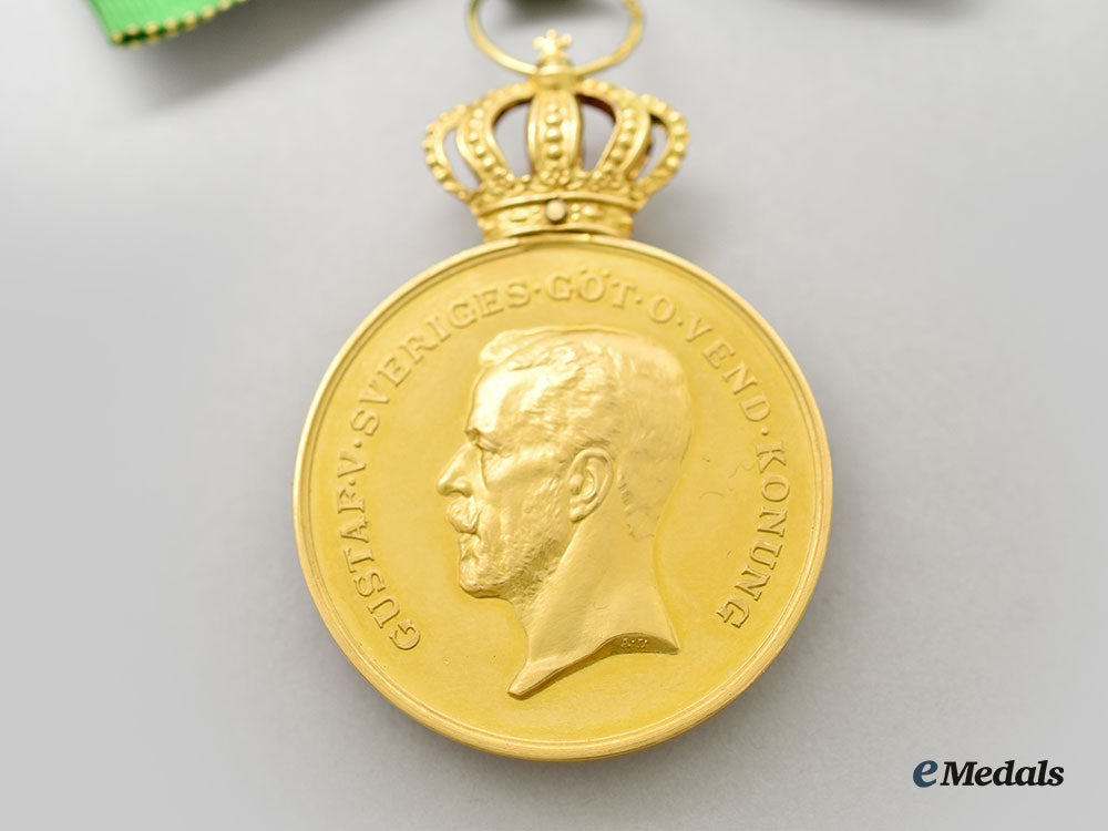 sweden,_kingdom._a_royal_patriotic_society_medal,_ladies2_nd_size_in_gold,_with_case_to_olga_sundqvist_l22_mnc5896_087_1