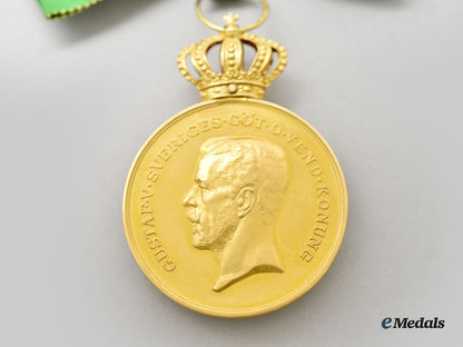 sweden,_kingdom._a_royal_patriotic_society_medal,_ladies2_nd_size_in_gold,_with_case_to_olga_sundqvist_l22_mnc5896_087_1