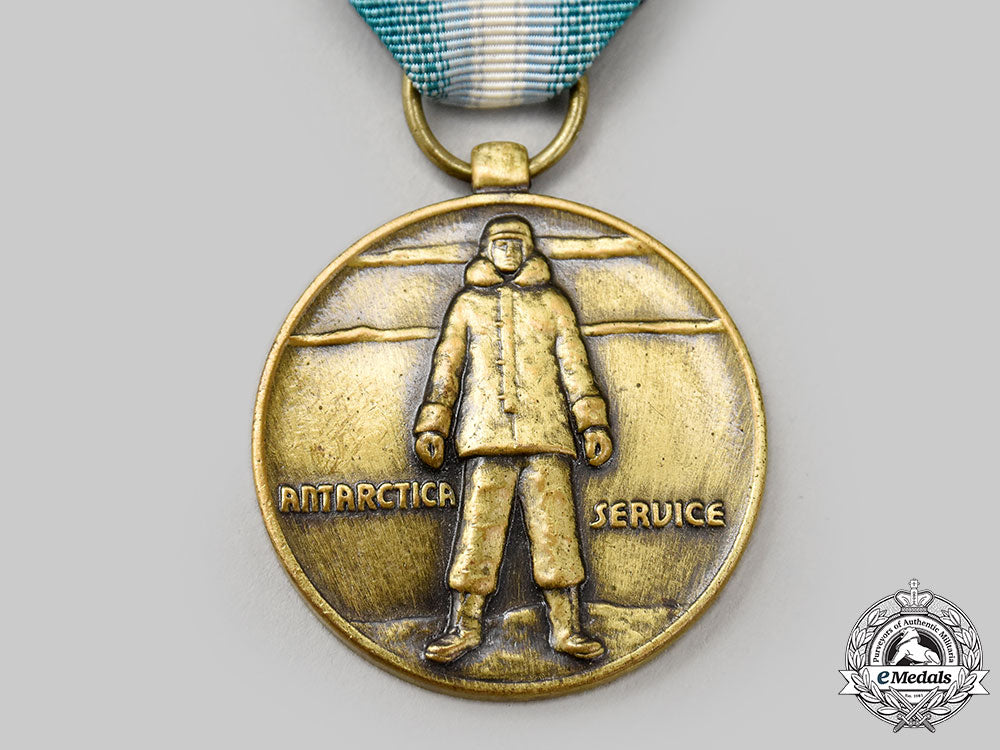 united_states._an_antarctica_service_medal,_boxed_l22_mnc5918_898