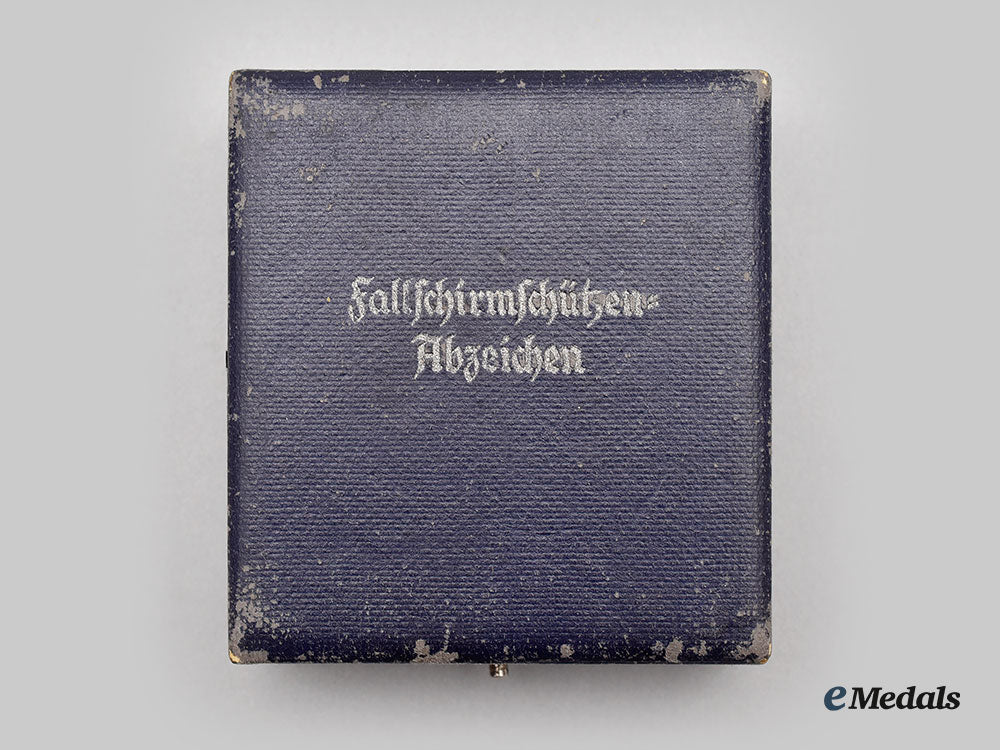 germany,_luftwaffe._a_fallschirmjäger_badge,_with_case,_by_wilhelm_deumer_l22_mnc5926_086