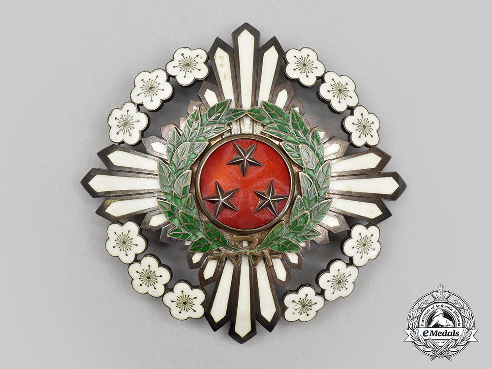 korea,_empire._a_rare_order_of_the_auspicious_stars,_i_class_grand_cordon,_in_case,_c.1910_l22_mnc5957_125