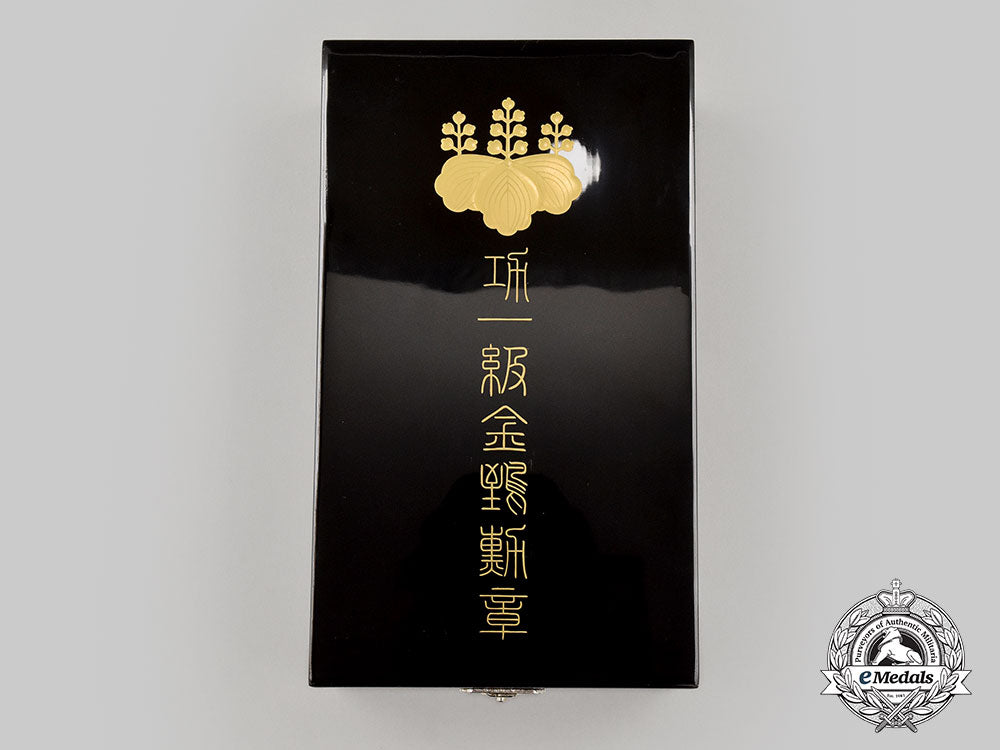 japan,_empire._an_order_of_the_golden_kite,_i_class_grand_cordon_in_case,_c.1900_l22_mnc5968_143_1_1