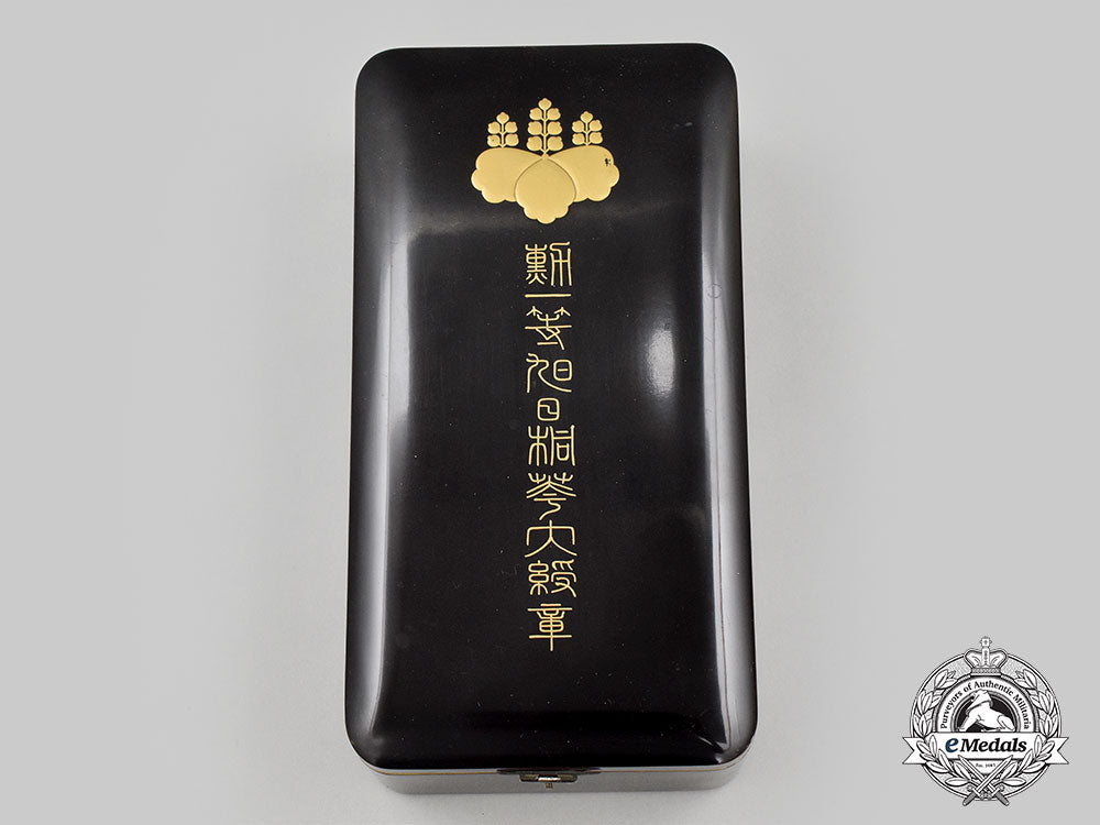 japan,_empire._a_rare_meiji_period_order_of_the_rising_sun,_grand_cordon,_by_hirata,_in_case_and_box,_c.1890_l22_mnc5993_156