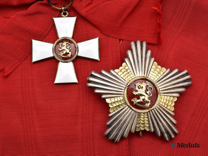 finland,_republic._an_order_of_the_lion,_grand_cross_set_in_case,_c.1965,_by_a._tillander_l22_mnc6057_169