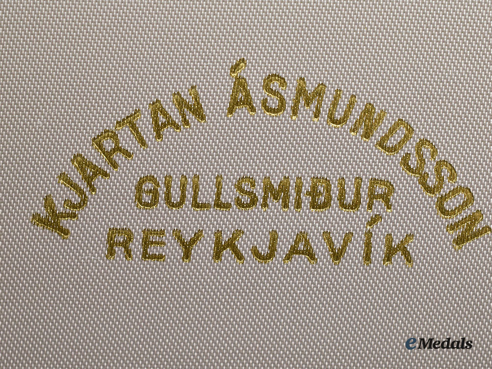 iceland,_republic._an_order_of_the_falcon,_grand_cross_set_in_case,_by_kjartan_asmundsson_l22_mnc6092_185