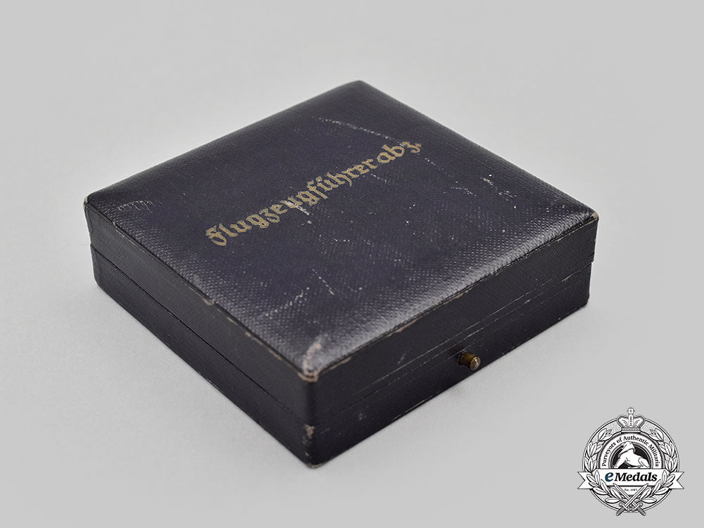 germany,_wehrmacht._a_case_for_a_pilot’s_badge_l22_mnc6172_250