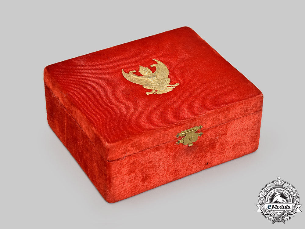 thailand,_kingdom._an_order_of_the_white_elephant,_knight_grand_cordon(_special_class)_set_in_case_l22_mnc6286_364_1