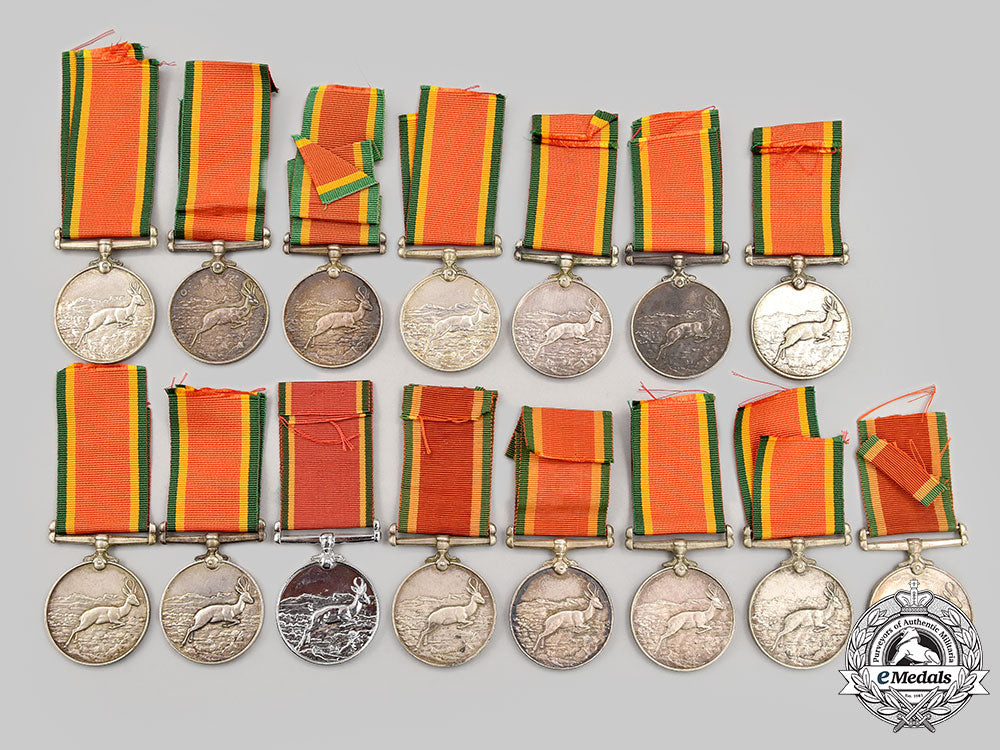 south_africa,_republic._a_lot_of_fifteen_second_war_africa_service_medals_l22_mnc6313_140_1