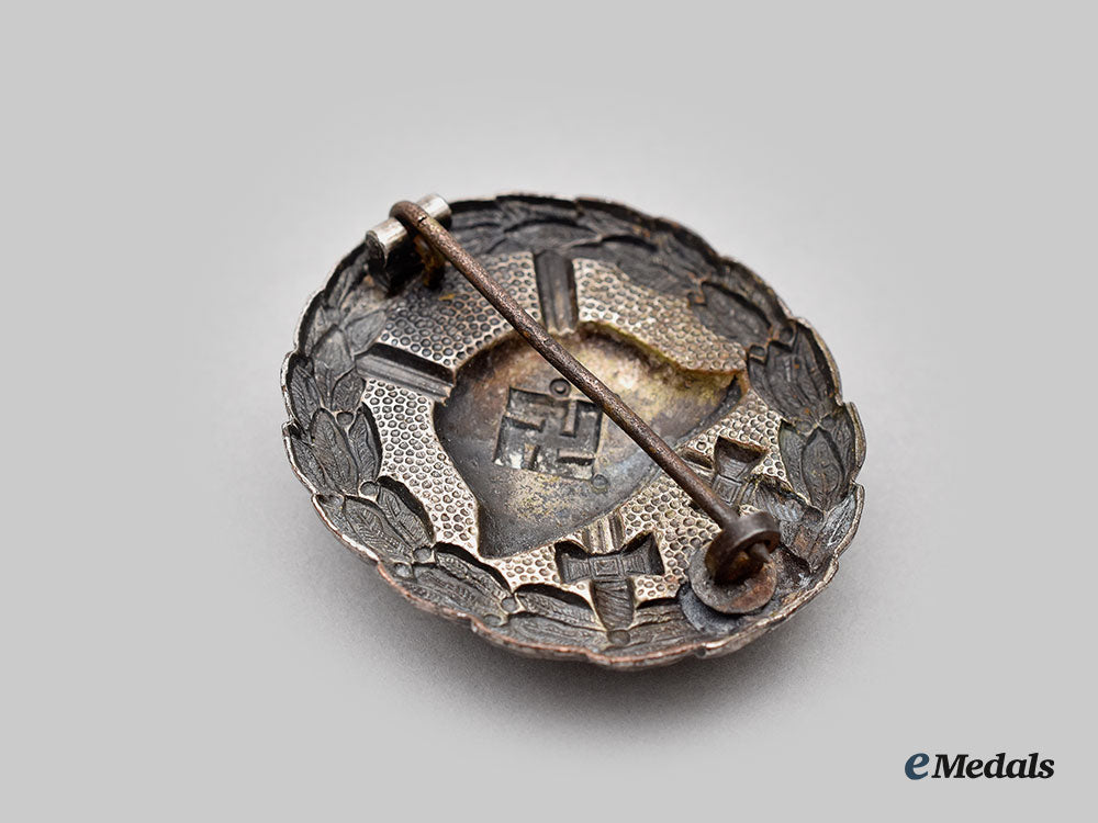 germany,_wehrmacht._a_silver_grade_wound_badge,_first_pattern_l22_mnc6504_323_1_1