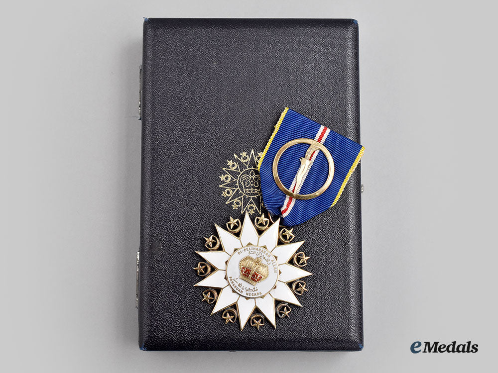 malaysia,_federal_constitutional_monarchy._a_most_distinguished_order_of_the_defender_of_the_realm,_iv_class_officer_with_case_l22_mnc6718_457