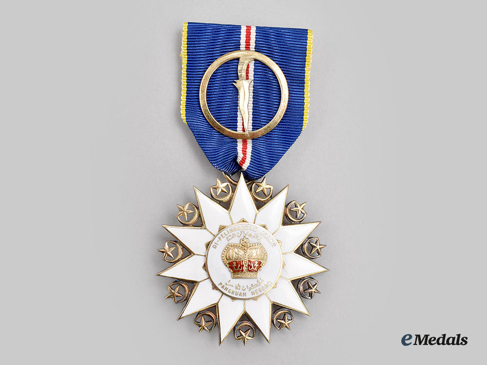 malaysia,_federal_constitutional_monarchy._a_most_distinguished_order_of_the_defender_of_the_realm,_iv_class_officer_with_case_l22_mnc6722_458