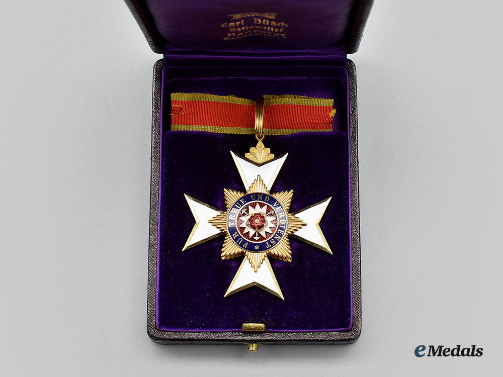 schaumburg-_lippe,_principality._a_rare_princely_house_order,_ii_class_cross_in_gold_with_case,_by_carl_büsch_l22_mnc6810_133_1
