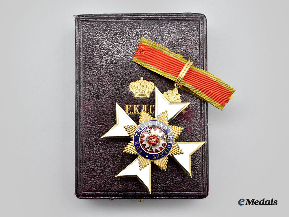 schaumburg-_lippe,_principality._a_rare_princely_house_order,_ii_class_cross_in_gold_with_case,_by_carl_büsch_l22_mnc6814_135_1