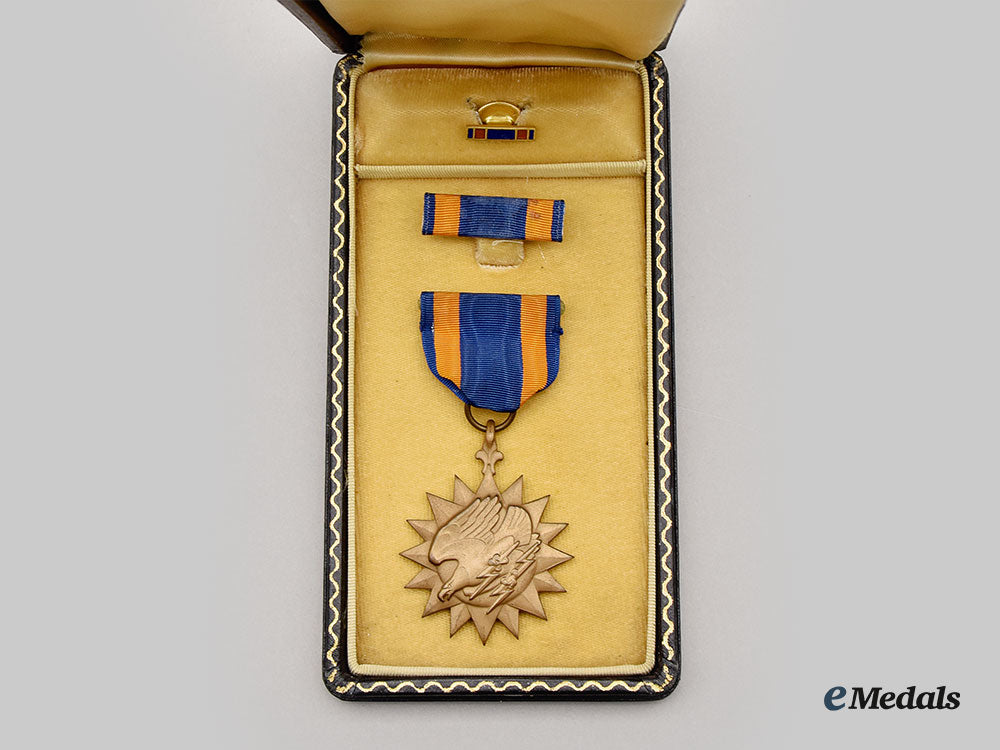 united_states._two_purple_hearts_and_an_air_medal_to2_nd_lieutenant_w.g._graffigna,_usaaf_l22_mnc6827_511