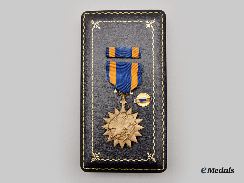 united_states._two_purple_hearts_and_an_air_medal_to2_nd_lieutenant_w.g._graffigna,_usaaf_l22_mnc6830_512