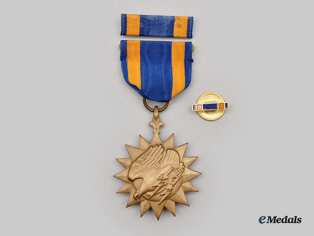 united_states._two_purple_hearts_and_an_air_medal_to2_nd_lieutenant_w.g._graffigna,_usaaf_l22_mnc6831_513