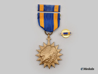 united_states._two_purple_hearts_and_an_air_medal_to2_nd_lieutenant_w.g._graffigna,_usaaf_l22_mnc6831_513
