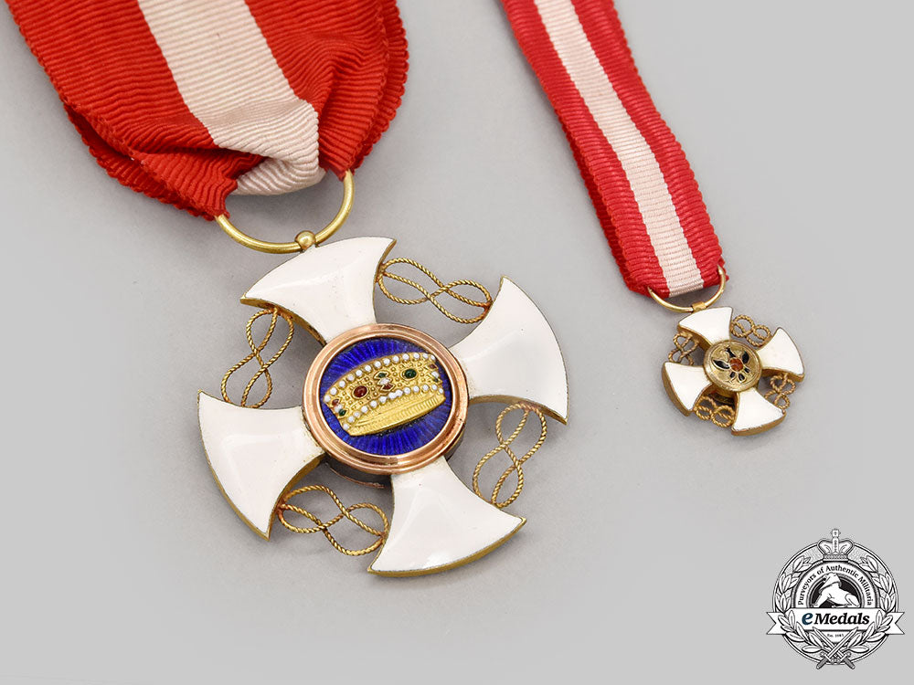 italy,_kingdom._an_order_of_the_crown_of_italy_in_golod,_v_class_knight's_set,_c.1925_l22_mnc6976_658