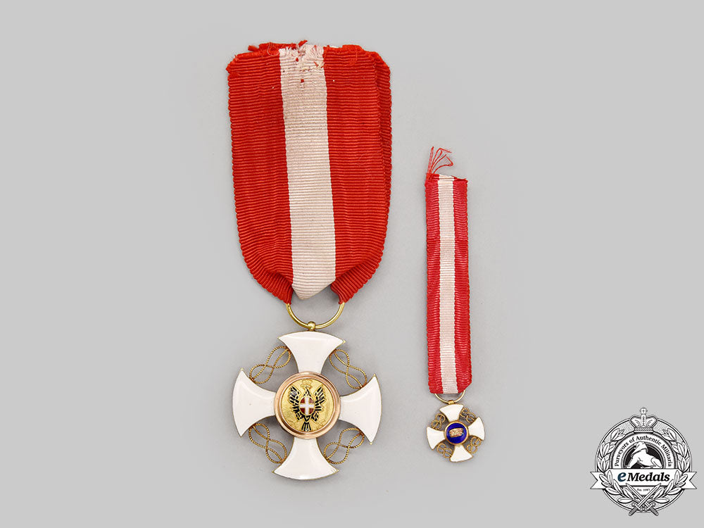 italy,_kingdom._an_order_of_the_crown_of_italy_in_golod,_v_class_knight's_set,_c.1925_l22_mnc6978_657