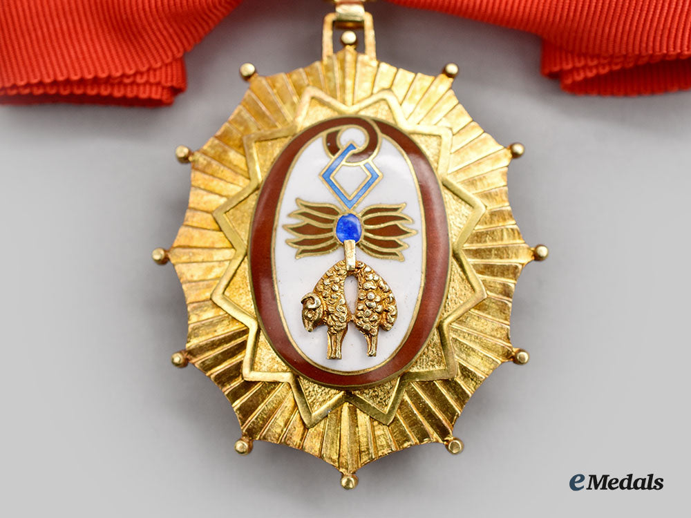 spain,_kingdom._an_order_of_the_golden_fleece,_secretary_badge,_c.1940_l22_mnc7008_574