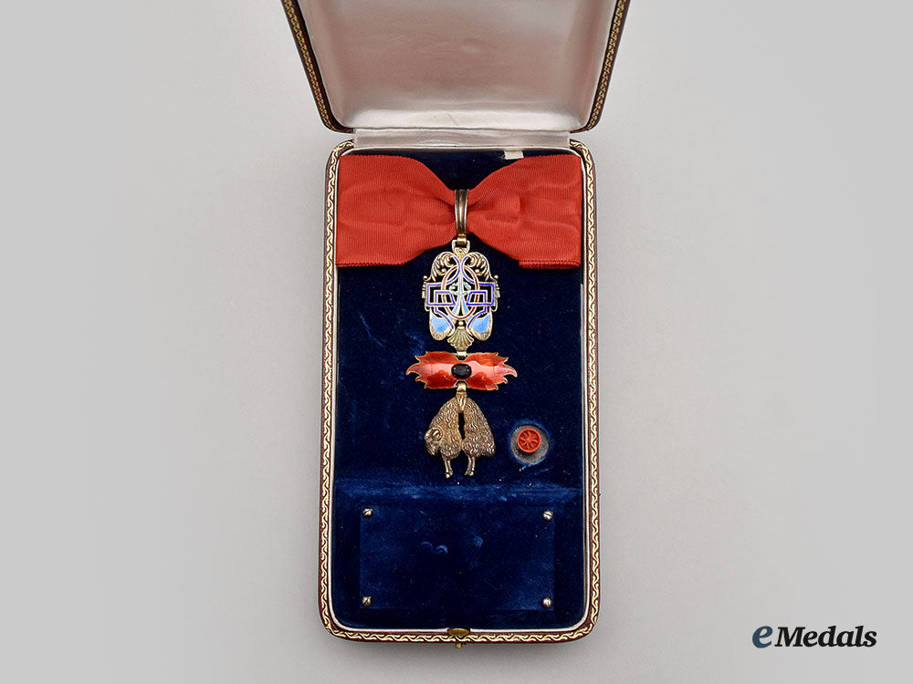 spain,_kingdom._an_order_of_the_golden_fleece,_knight_badge_with_sapphire,_c.1940_l22_mnc7085_610