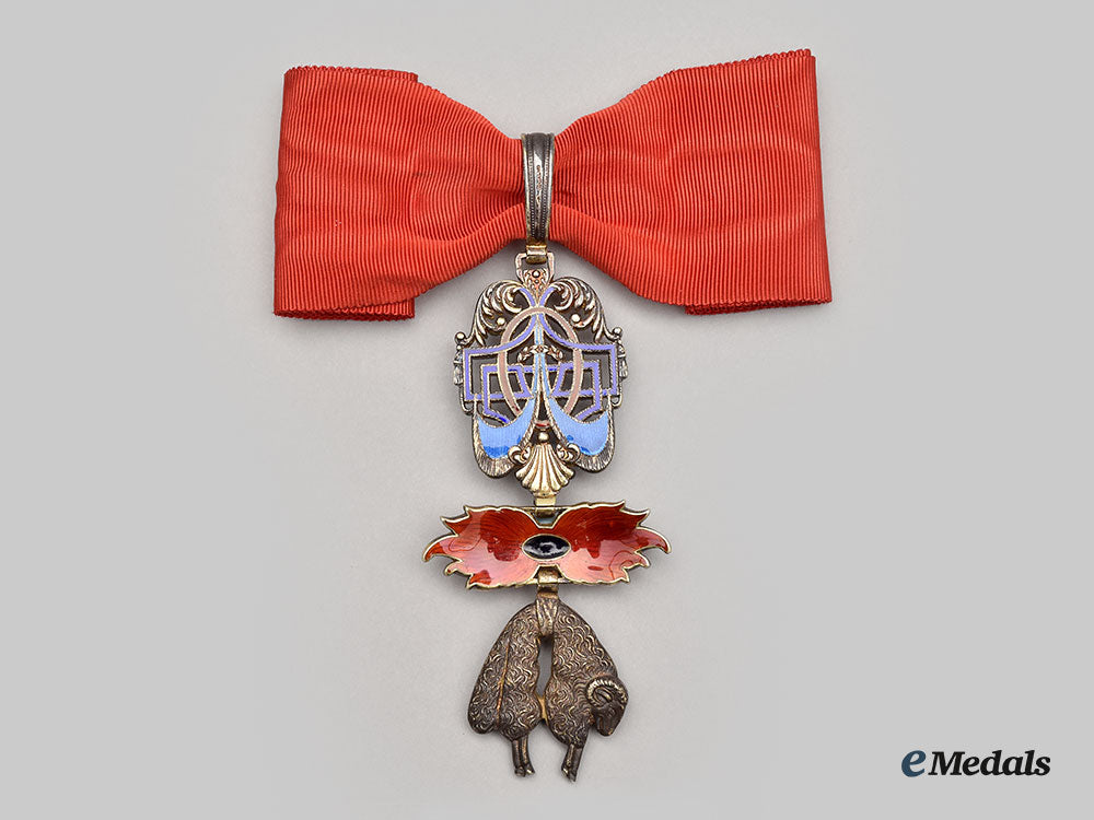 spain,_kingdom._an_order_of_the_golden_fleece,_knight_badge_with_sapphire,_c.1940_l22_mnc7091_614