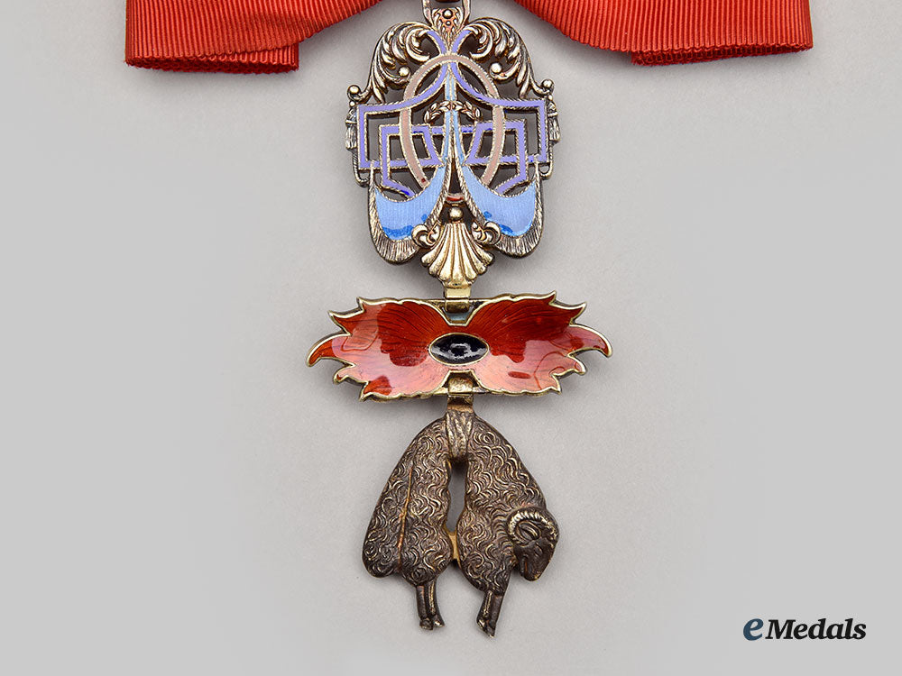 spain,_kingdom._an_order_of_the_golden_fleece,_knight_badge_with_sapphire,_c.1940_l22_mnc7092_615