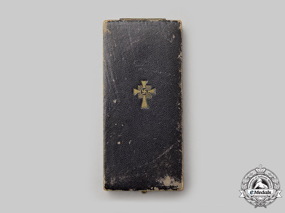 germany,_third_reich._an_honour_cross_of_the_german_mother,_gold_grade_with_case,_by_ziemer&_söhne_l22_mnc7118_277