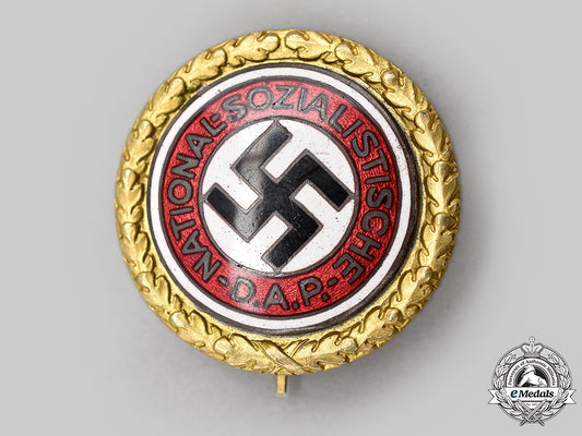 germany,_nsdap._a_golden_party_badge,_large_version,_by_deschler&_sohn_l22_mnc7129_445