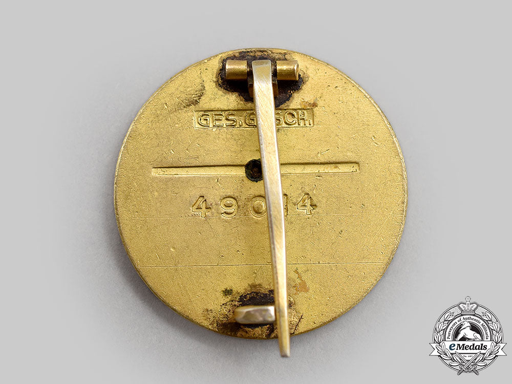 germany,_nsdap._a_golden_party_badge,_large_version,_by_deschler&_sohn_l22_mnc7131_446