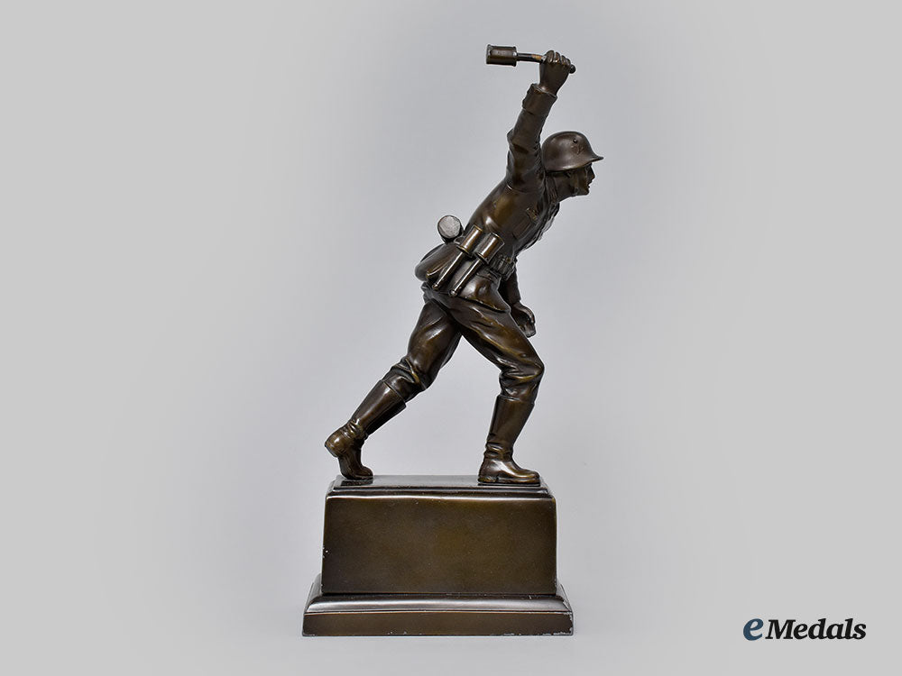 germany,_heer._a1940_western_front_bronze_statue,_by_h._von_beusekom_l22_mnc7174_643