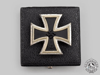 germany,_wehrmacht._a1939_iron_cross_i_class,_with_case,_by_b.h._mayer_l22_mnc7178_469